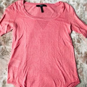 Light pink t-shirt with longer sleeves
